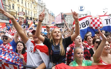 Zagreb (Croatia), 16/07/2018.- Supporters of Croatia cheer while waiting for the arrival of the Croatian national soccer team in central Zagreb, Croatia, 16 July 2018. (Croacia, Mundial de Fútbol) EFE/EPA/ANTONIO BAT