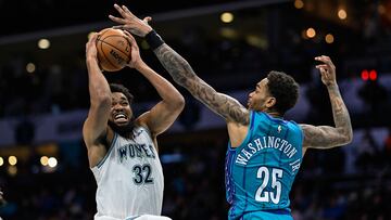 Karl-Anthony Towns, ala-pívot de Minnesota Timberwolves, trata de anotar ante P.J. Washington, de Charlotte Hornets.