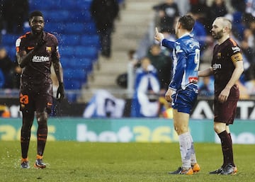 También en 2018, un mes después del incidente entre Jefferson Lerma e Iago Aspas, salió a relucir un nuevo acontecimiento relacionado con el racismo dentro de un terreno de juego. Los dos implicados fueron Umtiti y Sergio García, siendo el contexto deportivo un derbi Espanyol-Barça. El defensa francés del Barça recriminó al delantero perico que le llamase "negro" durante el partido, según publicó Mundo Deportivo. El asunto no quedó ahí. El exfutbolista blanquiazul, que ahora milita en la Montañesa de Tercera División se justificó y pidió disculpas tras lo ocurrido: "Ante todo, aclarar que ayer mismo ya hablé con Samuel. En ningún caso mi ánimo fue racista. Todos sabéis que mi mujer es de etnia gitana y que me crié en un barrio (Bon Pastor, con un alto índice de inmigración) con todas las razas del mundo. Mi cuñado, con quien me une una fuerte amistad, también es afroamericano (Umtiti, en cualquier caso, nació en Camerún, África). En la tensión del partido se dicen muchas cosas que deben quedarse en el campo". Con respecto a la actuación arbitral, el colegiado de aquel derbi, Gil Manzano, no recogió ningún insulto racista en el acta, en la que se detalló que hubo un "tumulto de jugadores oficiales y personal de ambos clubes, discutiendo entre ellos sin observar ningún tipo de agresión".