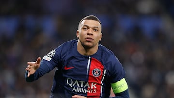 El delantero del PSG Kylian Mbappé celebra su segundo gol ante la Real Sociedad, durante el encuentro de vuelta de octavos de final de Liga de Campeones que Real Sociedad y París Saint-Germain disputan este martes en el estadio Reale Arena, en San Sebastián.