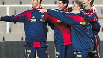 <b>A POR ELLOS</b>. La Selección inicia hoy la concentración en Las Rozas. Helguera, Joaquín, Luque y Albelda estarán entre los 22 que llegaran hoy. Morientes llegará el día 31.