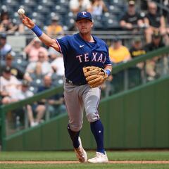 Who is the lowest-paid player in the MLB? Is there a minimum salary?