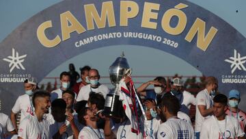 AMDEP1019. MONTEVIDEO (URUGUAY), 07/04/2021.- Jugadores de Nacional celebran con el trofeo al ganar el Campeonato Uruguayo de f&uacute;tbol en la final frente a Rentistas hoy, en el estadio Complejo Rentistas en Montevideo (Uruguay). EFE/Raul Mart&iacute;