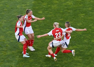 Las jugadoras del Arsenal celebran el triunfo y su segunda Champions League de su historia.