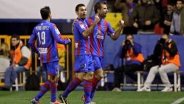 Barral celebra su gol