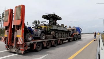 Un camión que transporta un vehículo militar del grupo mercenario privado Wagner conduce a lo largo de la autopista M-4, que une la capital Moscú con las ciudades del sur de Rusia, cerca de Voronezh, en esta imagen fija tomada de un video. 
