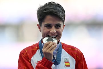 María Pérez también recibió su plata en el Stade France, la que logró este jueves en un 20 km marcha para la historia. 