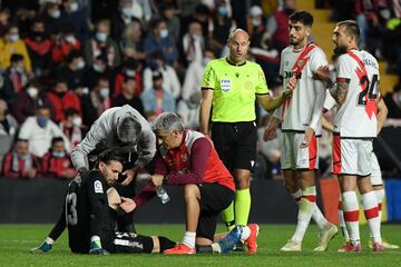 Dimitrievski atendido por el servicio médico, después de que Memphis le diera una patada en el rechace del penalti.