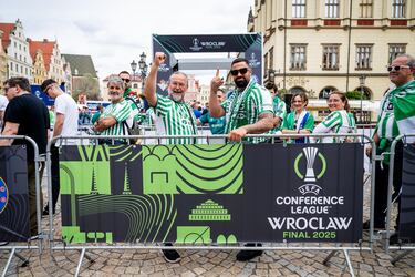 Gran ambiente en la Fan Zone del Real Betis. 