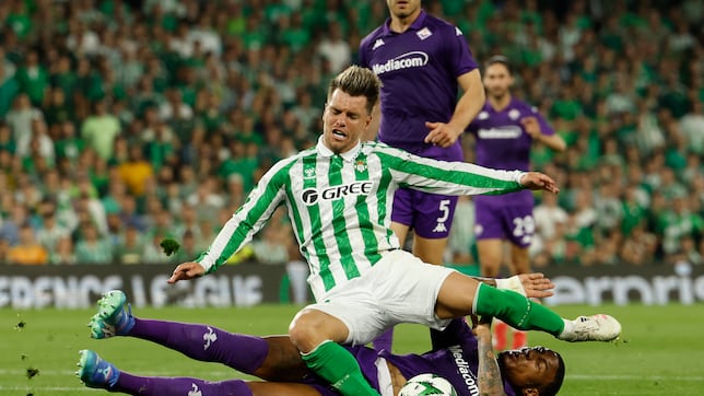 Enfado en el Betis por un penalti no pitado: “Parece que le derriba”