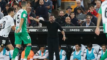 Gattuso da órdenes a sus jugadores.