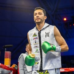 ¿Cuál es el récord de boxeo de Rafael Espinoza?