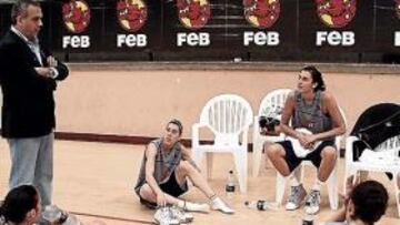 <b>DE VISITA. </b>Sáez estuvo con la Selección en su último día gaditano.