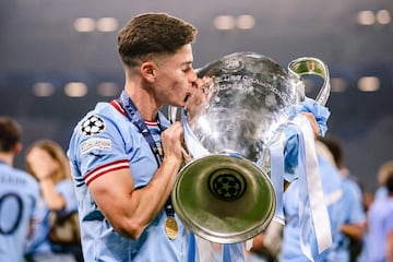 Julin Alvarez con el trofeo de la Champions.