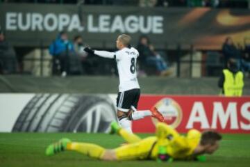 El jugador del Valencia Sofiane Feghouli celebra después de anotar un gol, durante un partido entre el Rapid Viena y el Valencia