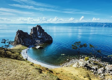 En Rusia se encuentra el lago más profundo del mundo. Se conoce como Baikal y su punto más lejano llega a 1,642 m de la superficie.