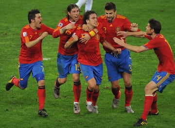 Carles Puyol era el hombre y el nombre del día. Su gol a Alemania, que servía para que España alcanzase su primera final en un Campeonato del Mundial. El defensa de La Pobla de Segur fue uno de los jugadores más felicitados por la Reina Doña Sofía. Para el jugador del Barcelona, la final era “nuestra gran oportunidad. Espero un partido muy disputado ante Holanda, a la que respetamos mucho, pero es una ocasión única”.