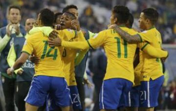 1-0. Thiago Silva celebró el primer tanto con sus compañeros.