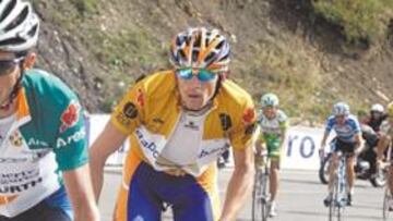 <b>COMO UNA LAPA. </b>Roberto Heras no ha conseguido desprenderse de Denis Menchov en los Pirineos.