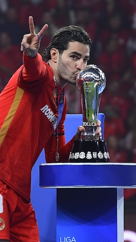 Antonio Briseno kisses the champion trophy of Toluca during the final second leg match between Tigres UANL and Toluca, as part of the Liga BBVA MX, Torneo Apertura 2025 at Nemesio Diez Stadium, on December 14, 2025 in Toluca, Estado de Mexico, Mexico.