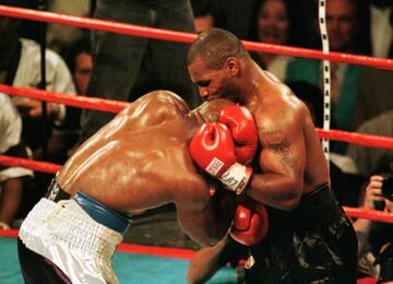 En la revancha ante Holyfield, Mike Tyson, arrancó un pedazo de la oreja derecha a su oponente, y tras ser advertido por el árbitro y volver a intentar morderle fue descalificado y sancionado durante doce meses además de ser multado con una multa de 3 mil