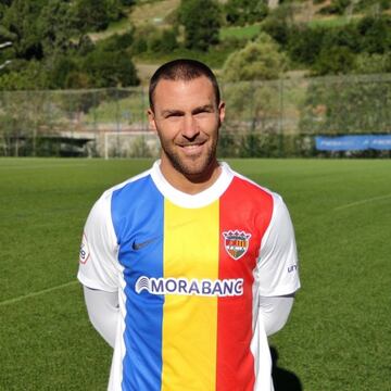 Llegó la pasada campaña como estrella al Andorra de Piqué. El delantero, de 35 años, vive sus últimos años de fútbol tras destacar en Gimnástic de Tarragona, Real Mallorca o Levante UD.