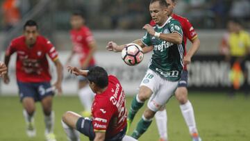 BRA58. SAO PAULO (BRASIL), 15/03/2017.- El jugador de Palmeiras Alejandro Guerra (d) disputa el bal&oacute;n con Edward Zenteno (i) de Wilstermann hoy, mi&eacute;rcoles 15 de abril de 2017, durante un partido de la Copa Libertadores en el Estadio Allianz Parque de Sao Paulo (Brasil). EFE/Sebasti&atilde;o Moreira