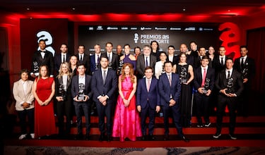 Foto de familia de los galardonados en la Gala AS del Deporte 2025, una noche dedicada a celebrar la excelencia y la pasión por el deporte.