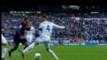 Ramos derribó a Adriano.