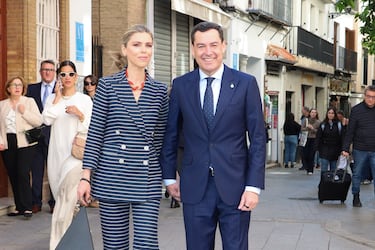 Juanma Moreno y Manuela Villena López antes de la procesión de Domingo de Ramos a 29 de Marzo de 2026 en Sevilla (España). 