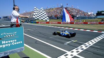 Fernando Alonso ganando el GP de Francia de 2005 en Magny Cours.