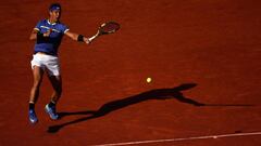 Rafa Nadal devuelve una bola durante su partido ante Dominic Thiem en las semifinales de Roland Garros.