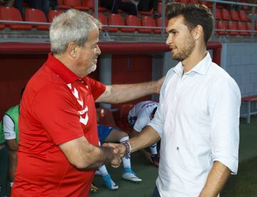 Antonio Iriondo entrenador del Majadahonda, y V&iacute;ctor Cea se saludan en antes del partido de la primera ronda de Copa.