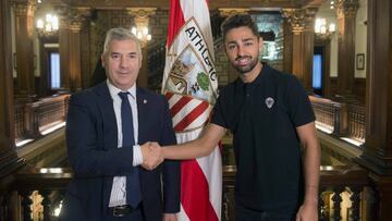 Josu Urrutia y Peru Nolaskoain estrechan la mano en Ibaigane tras concretarse la renovaci&oacute;n del jugador por el Athletic hasta 2024.