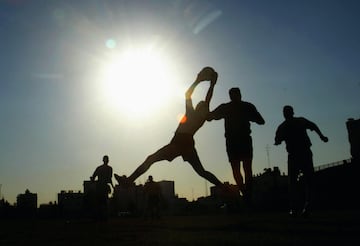 Futbolistas palestinos luchan por el baln durante un partido de ftbol en la Franja de Gaza.