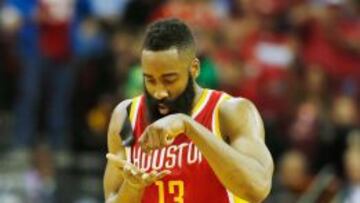 James Harden, tras anotar uno de sus cuatro triples.