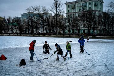 En Moscú, donde el hielo cubre las calles, se cambian las botas y el balón de fútbol por los patines y el stick de hockey. Los chavales han hecho suyo el Estanque del Patriarca para jugar partidos. La selección rusa, como independiente por la suspensión del país por amparar el dopaje de Estado, es la actual campeona olímpica.