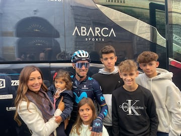 Valverde, con su pareja y sus hijos antes de la salida