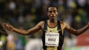 <b>A PIE DE PISTA. </b>Bekele, ayer en el Palau Luis Puig, que hoy puede ser el escenario de su éxito.