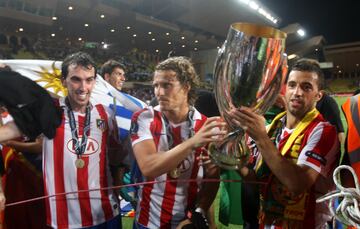 Su primer partido con el Atleti fue el 27 de agosto de 2010, la Supercopa de Europa ante el Inter de Milán. El club rojiblanco se impuso 0-2 y el charrúa debutó con un título.