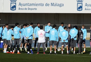 Charla de Zidane al grupo de jugadores. 