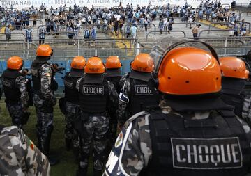 Los radicales del Gremio saltaron al terreno de juego durante el encuentro frente a la Sociedade Esportiva Palmeiras. Los asaltantes destrozaron el VAR como protesta de la derrota. 