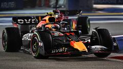 Sergio Pérez (Red Bull RB18) y Charles Leclerc (Ferrari F1-75). Marina Bay, Singapur. F1 2022.