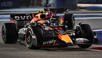 Sergio Pérez (Red Bull RB18) y Charles Leclerc (Ferrari F1-75). Marina Bay, Singapur. F1 2022.