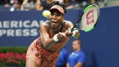 Venus Williams devuelve la bola a Petra Kvitova durante su partido de cuartos de final del US Open en el USTA Billie Jean King National Tennis Center de Nueva York.