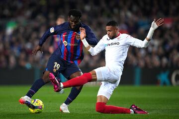 Franck Kessie y Yousseff En-Nesyri en una acción durante el partido Barcelona-Sevilla.