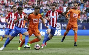 Sergi Enrich entre Saúl Ñíguez y Lucas Hernández.