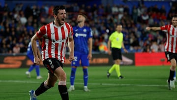 GETAFE (MADRID), 15/05/2025.- El defensa del Athletic Club Daniel Vivian celebra su gol, el segundo gol del equipo bilbaíno, durante el partido de la jornada 36 de LaLiga que Getafe CF y Athletic de Bilbao disputan este jueves en el Coliseum de Getafe. EFE/ Mariscal