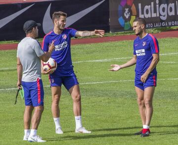 Simeone mantuvo una larga charla con Saúl y Koke.