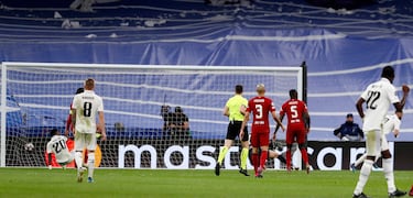 1-0. Karim Benzema marca a placer el primer tanto con Alisson Becker ya batido.